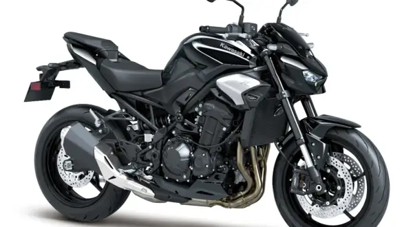 Czarny Kawasaki Z900, gotowy do podboju dróg. Agresywny design i moc, która wzywa do przygody.