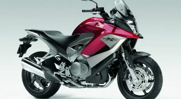 Czerwony motocykl Honda VFR 800 Crossrunner z błyszczącym lakierem, gotowy na przygodę.