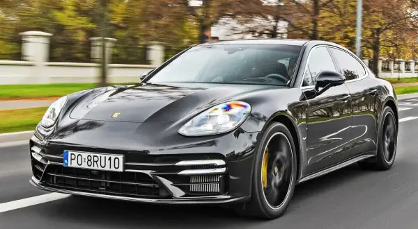 Czarny Porsche Panamera w ruchu. Sprawdź aktualną porsche panamera cena i możliwości tego luksusowego sedana.