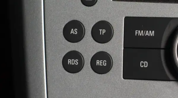 Przyciski radia samochodowego: AS, TP, RDS, REG, FM/AM, CD. RDS to system, który wyświetla nazwy stacji radiowych.
