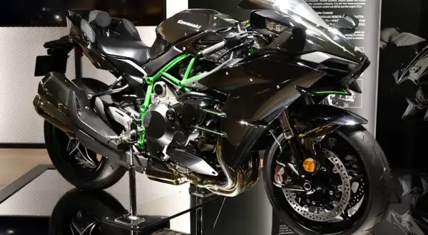 Czarny motocykl Kawasaki H2R z zieloną ramą, błyszczącymi detalami i sportowym wyglądem.