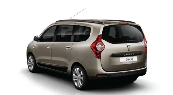 Beżowa Dacia Lodgy z tyłu, gotowa na rodzinne wyprawy.