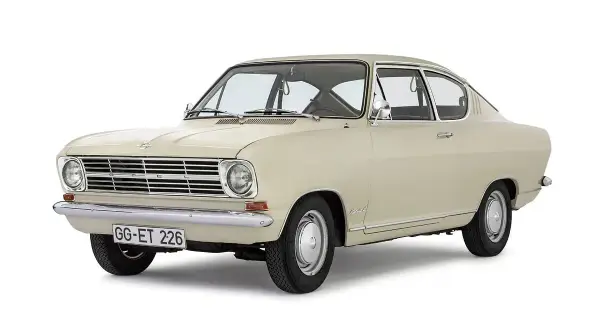 Jasny beżowy Opel Kadett z lat 60. z chromowanymi detalami i tablicą rejestracyjną GG-ET 226.