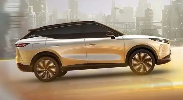 Nowoczesny SUV Omoda 7 w kolorze srebrnym, z futurystycznym przodem i dynamiczną linią nadwozia. Sprawdź omoda 7 cena i możliwości tego auta.