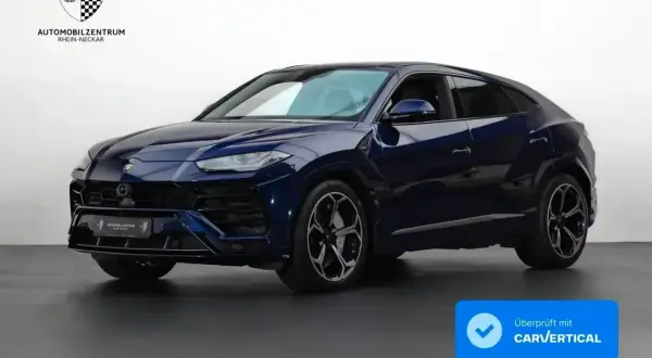 Ciemnoniebieski Lamborghini Urus na tle białej ściany. Sprawdź aktualną lamborghini urus cena i dostępność.