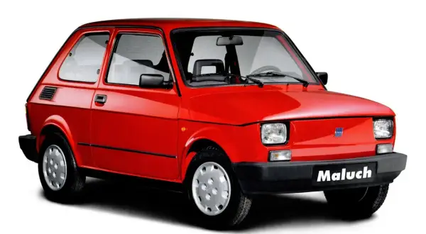Czerwony Fiat 126p "Maluch" widziany z przodu i z boku.