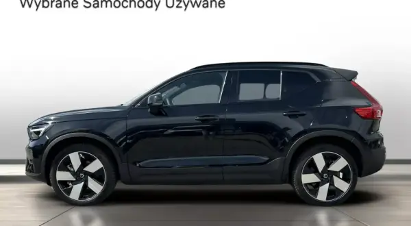 Ciemnogranatowy Volvo EC40 widziany z boku, na białym tle.