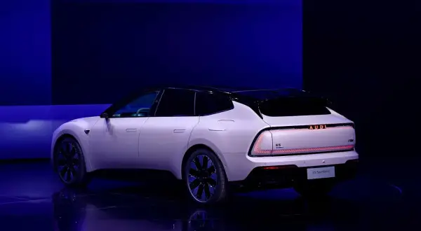 Nowy Audi E5 Sportback prezentuje futurystyczny design z podświetlanym napisem "AUDI" na tyle.