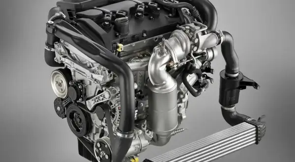 Silnik 1.6 THP z turbosprężarką i intercoolerem, gotowy do montażu.