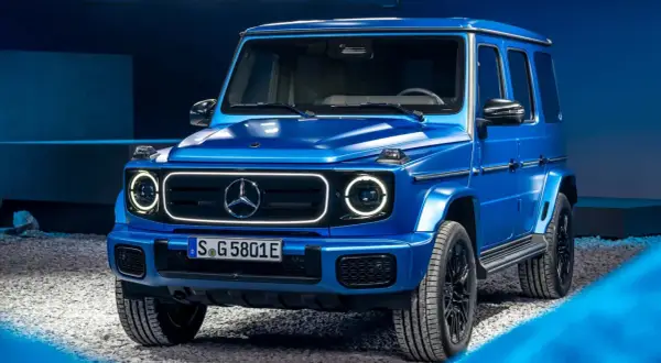 Niebieski Mercedes-Benz Klasy G z nowoczesnymi światłami LED na tle niebieskiego tła.