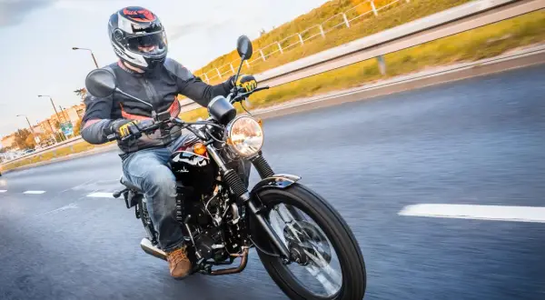 Czy motorowerem można jeździć bez prawa jazdy? Sprawdź, kto może uniknąć kary