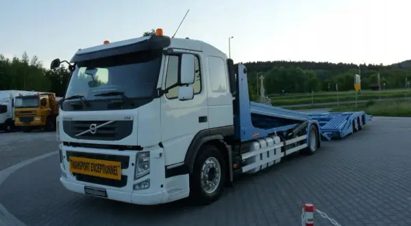 Ile można jechać z lawetą na autostradzie? Przepisy i kary za przekroczenie prędkości