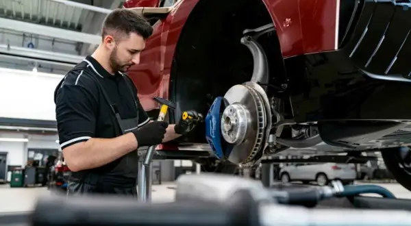 Jak zostać mechanikiem samochodowym i uniknąć najczęstszych błędów