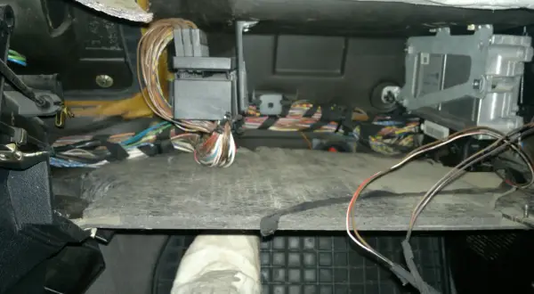 Gdzie jest sterownik centralnego zamka BMW E39 i jak go naprawić