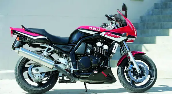 Yamaha Fazer w czerwono-czarnej kolorystyce, gotowy do jazdy.