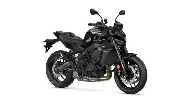 Czarny motocykl Yamaha MT09, z agresywnym przodem i sportowym charakterem, gotowy na podbój dróg.
