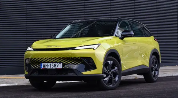 Jaskrawożółty SUV z czarnym dachem i felgami. Z przodu widoczny napis "BEIJING" i polska tablica rejestracyjna. To może być nowy model Beijing 5, cena do ustalenia.