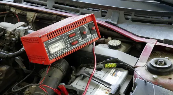Jakie powinno być ładowanie alternatora 12V, aby uniknąć problemów?