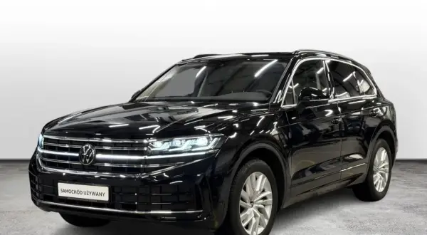 Czarny Volkswagen Touareg 3.0 TDI z pięknymi felgami, gotowy na każdą podróż.
