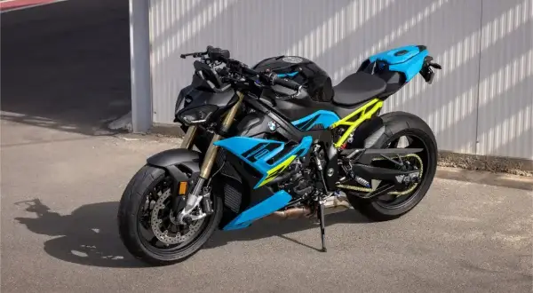 Potężny motocykl BMW S1000R w jaskrawym, niebiesko-żółtym malowaniu, gotowy do podboju dróg.