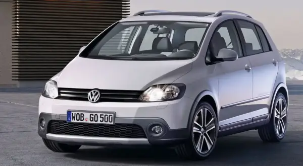 Biały Volkswagen Golf Plus z relingami dachowymi i przyciemnianymi szybami, gotowy na przygodę.
