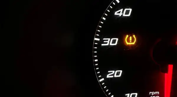 Kontrolka TPMS co to? Opona z wykrzyknikiem na desce rozdzielczej.