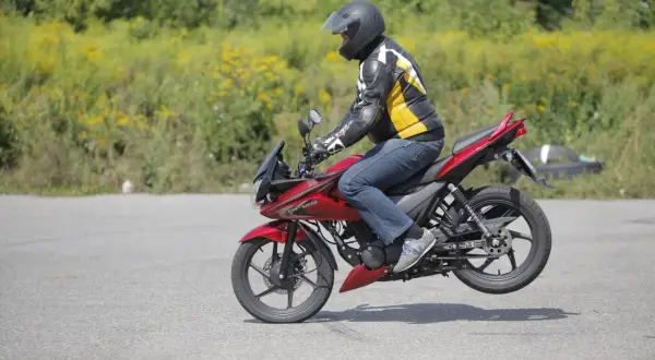 Czy po autostradzie można jechać motocyklem? Sprawdź przepisy i wymagania