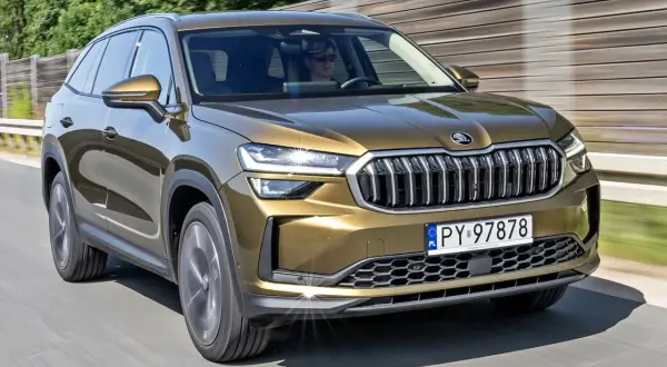 Złoty Skoda Kodiaq w ruchu drogowym. Sprawdź aktualną skoda kodiaq cena i wybierz swój wymarzony SUV.