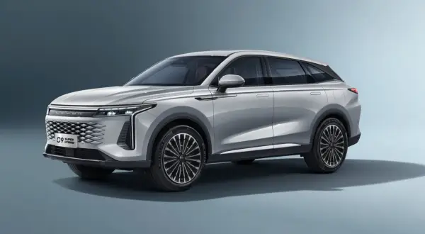 Srebrny OMODA 9 Super Hybrid, SUV z nowoczesnym grillem i eleganckimi liniami. Sprawdź omoda 9 cena i odkryj jego możliwości.