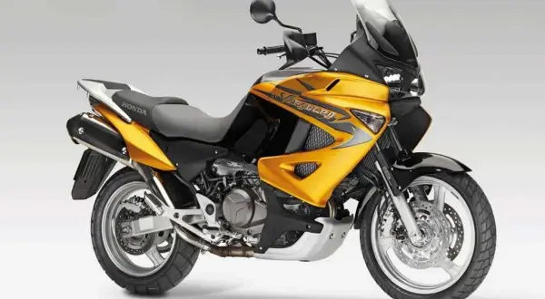 Żółto-czarny motocykl Honda Varadero, gotowy na przygodę.