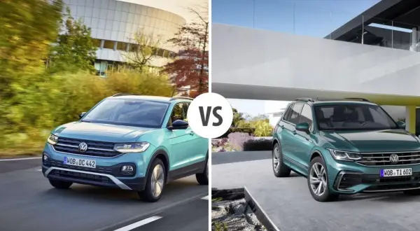 Dwa zielone SUV-y marki Volkswagen, jeden w ruchu, drugi zaparkowany.