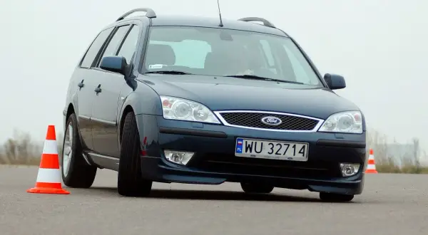 Ciemnogranatowy Ford Mondeo Mk3 kombi na drodze z pachołkami.