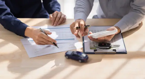 Zanim zaciągniesz kredyt na auto – jak kalkulator kredytowy pomoże Ci podjąć mądrą decyzję?