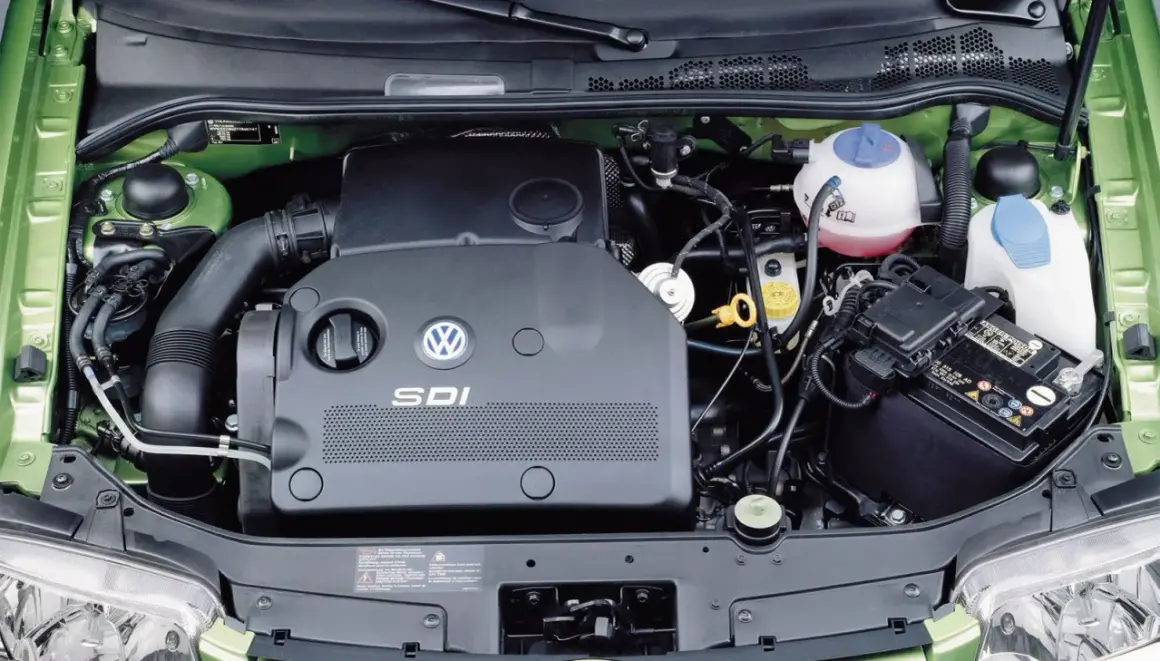Silnik Volkswagen Bora SDI w komorze silnika.