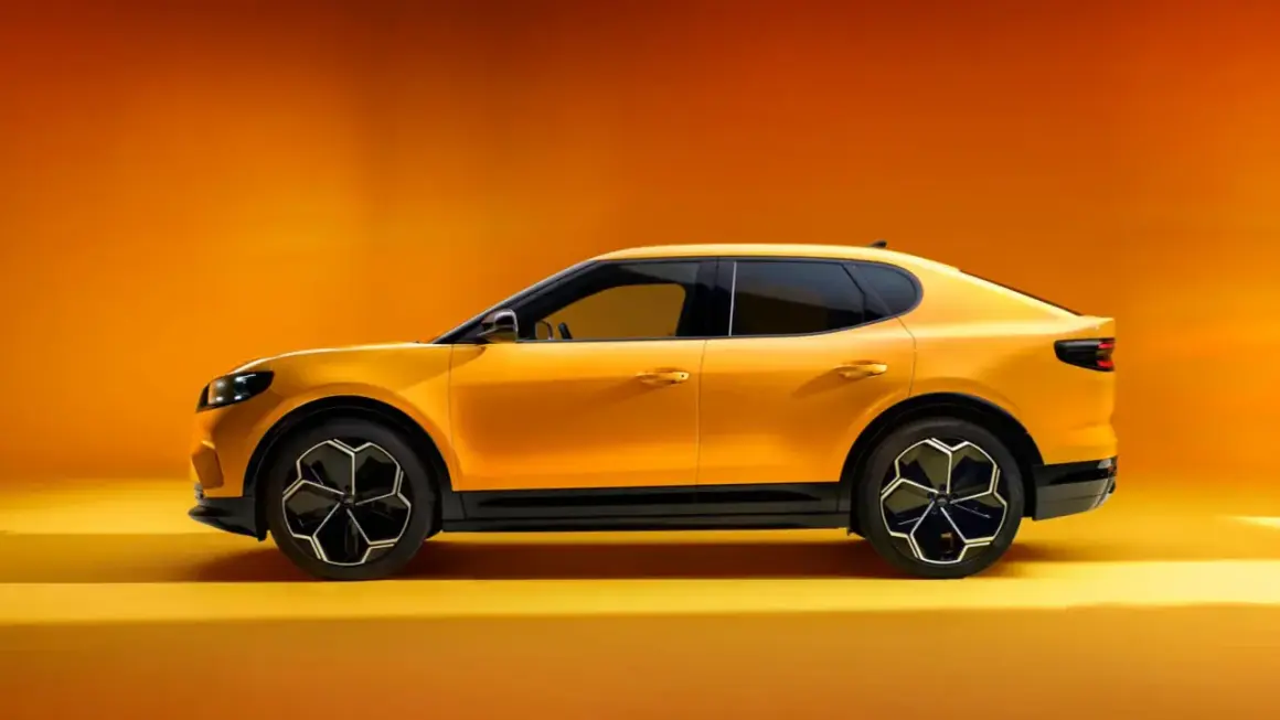 Żółty Ford Capri 2025, sportowy SUV z futurystycznym designem, prezentuje się na tle pomarańczowego gradientu.