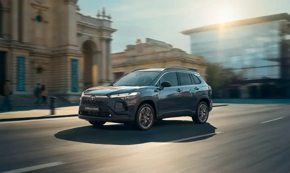 Nowy Toyota Corolla Cross 2025 w ciemnoszarym kolorze sunie po miejskiej ulicy, odbijając światło zachodzącego słońca.