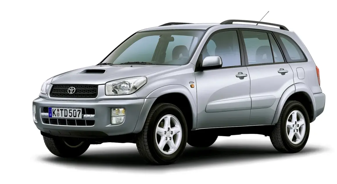 Srebrny Toyota RAV4 2005 z bagażnikiem dachowym, gotowy na przygodę.