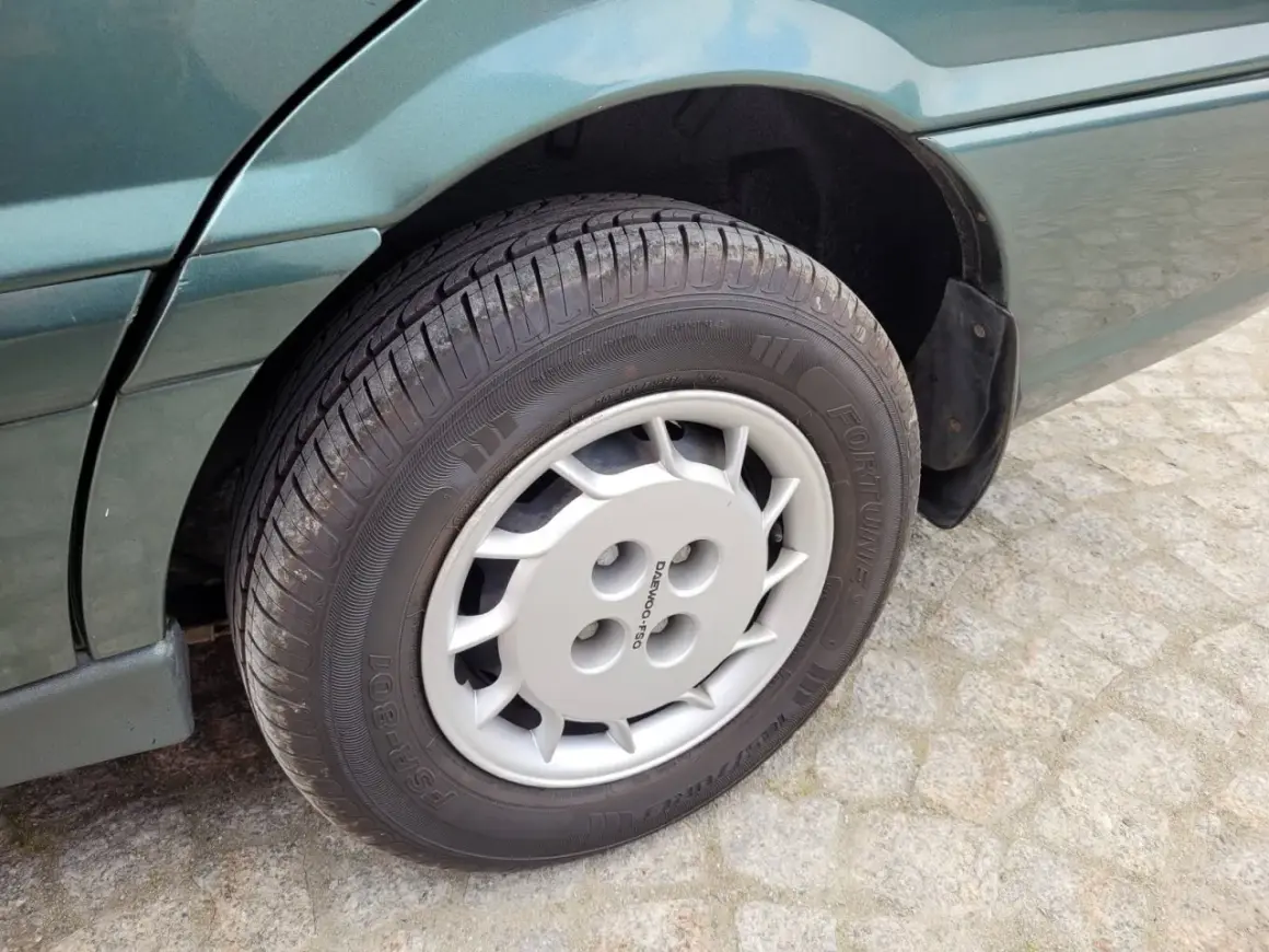 Koło samochodu Daewoo z felgą i oponą. Widać otwory na śruby, które zapewniają stabilne mocowanie.