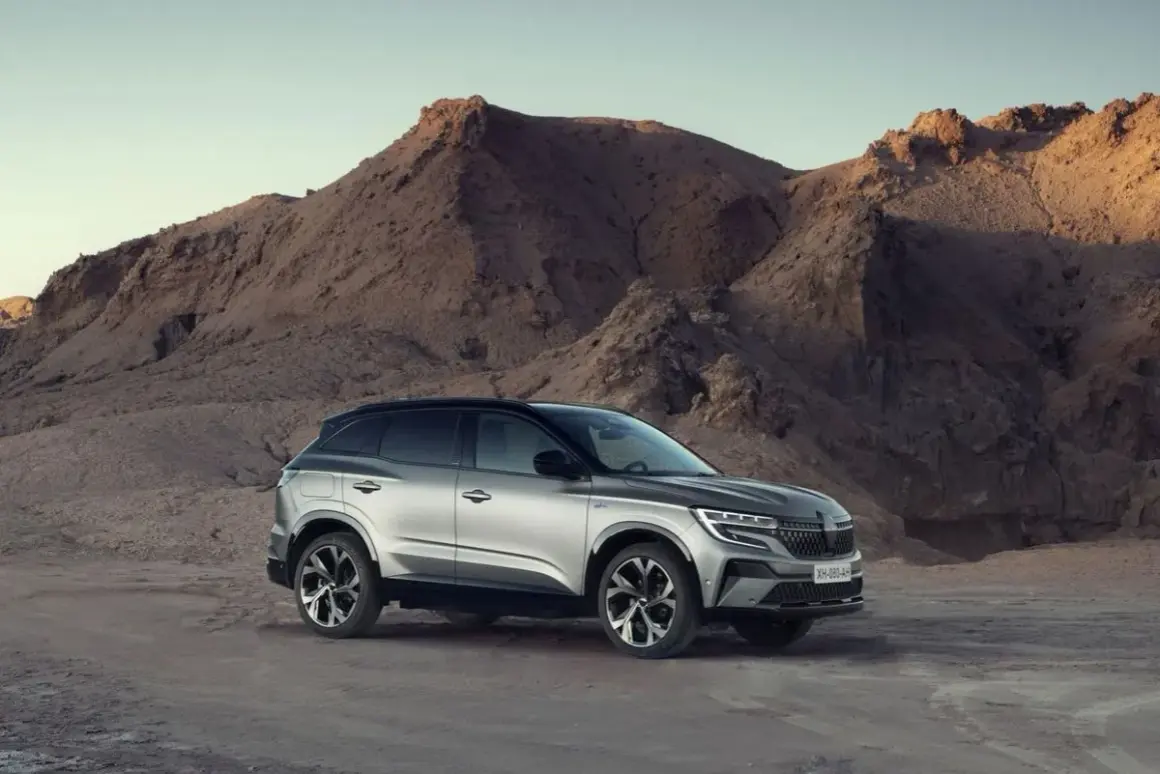 Srebrny Renault Austral na tle pustynnego krajobrazu z górami.