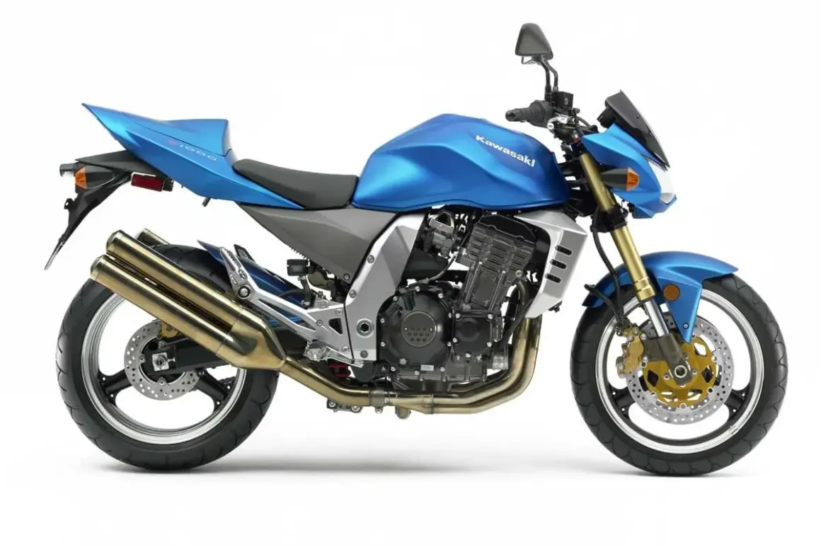 Błękitny Kawasaki Z1000 z podwójnym wydechem i złotymi elementami zawieszenia.