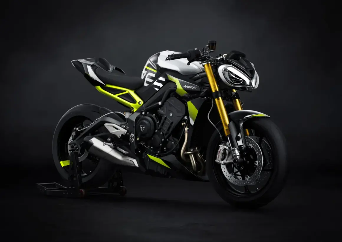 Nowy Triumph Street Triple w sportowej odsłonie, z neonowymi akcentami i złotym zawieszeniem, gotowy na podbój ulic.