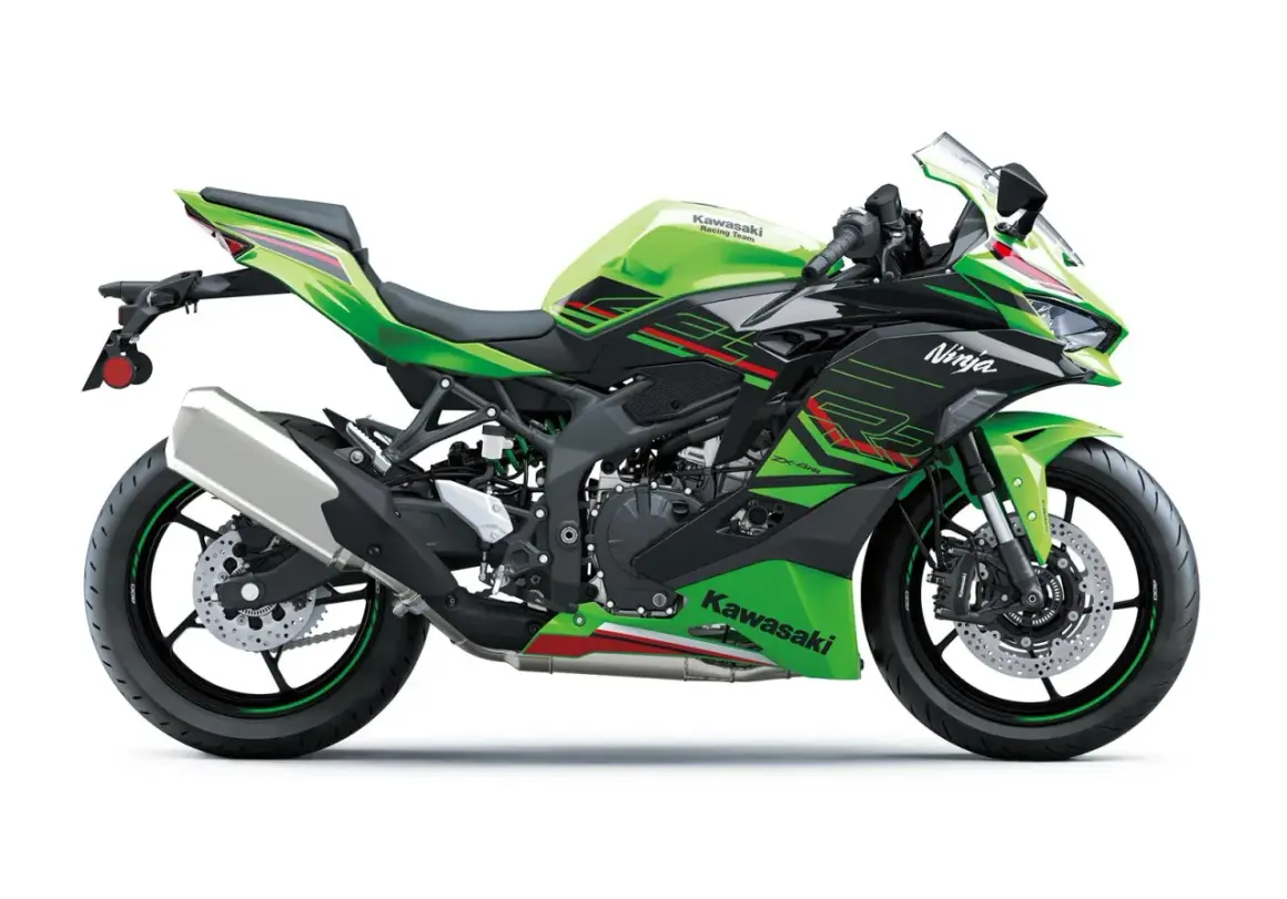 Zielony motocykl Kawasaki Ninja ZX-4RR na stojaku, z widokiem na góry w tle.