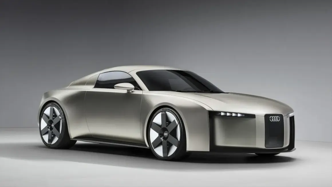 Srebrne, futurystyczne najnowsze Audi z ostrymi liniami i unikalnymi felgami, prezentujące innowacyjny design.