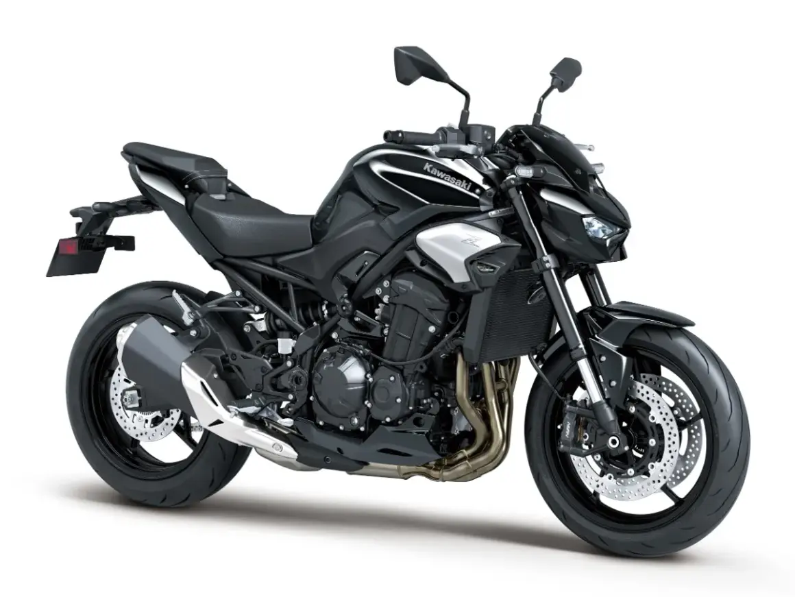 Czarny Kawasaki Z900, gotowy do podboju dróg. Agresywny design i moc, która wzywa do przygody.