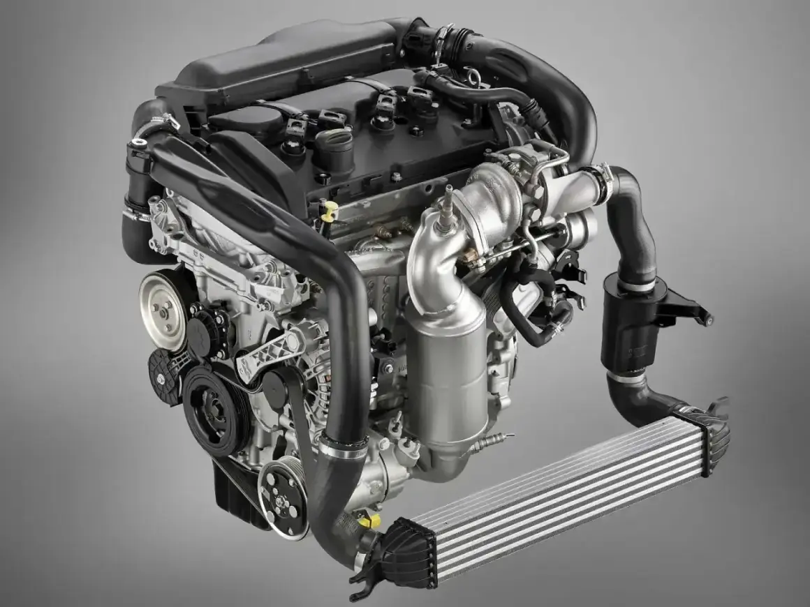 Silnik 1.6 THP z turbosprężarką i intercoolerem, gotowy do montażu.