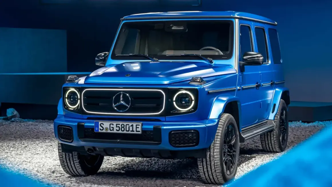 Niebieski Mercedes-Benz Klasy G z nowoczesnymi światłami LED na tle niebieskiego tła.