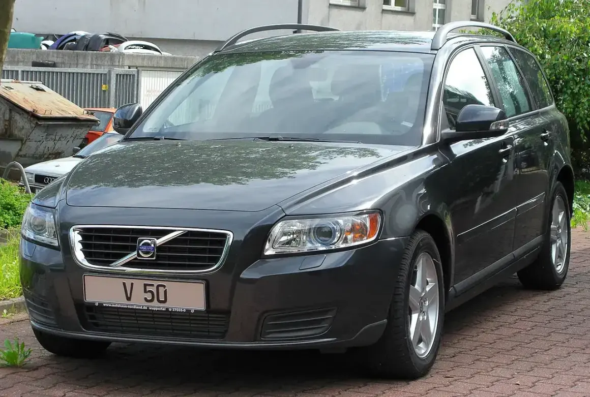 Ciemnoszary Volvo V50 kombi z przodu, z tablicą rejestracyjną "V 50".