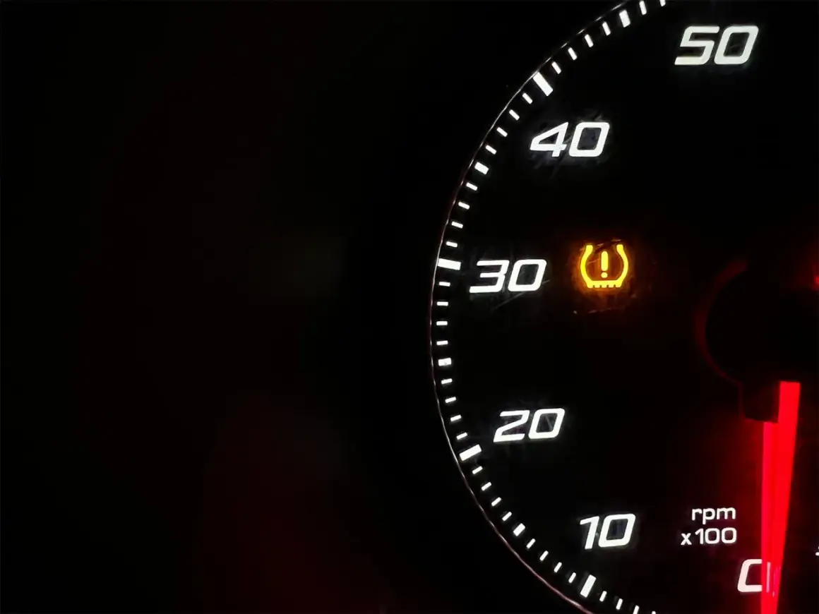 Kontrolka TPMS co to? Opona z wykrzyknikiem na desce rozdzielczej.