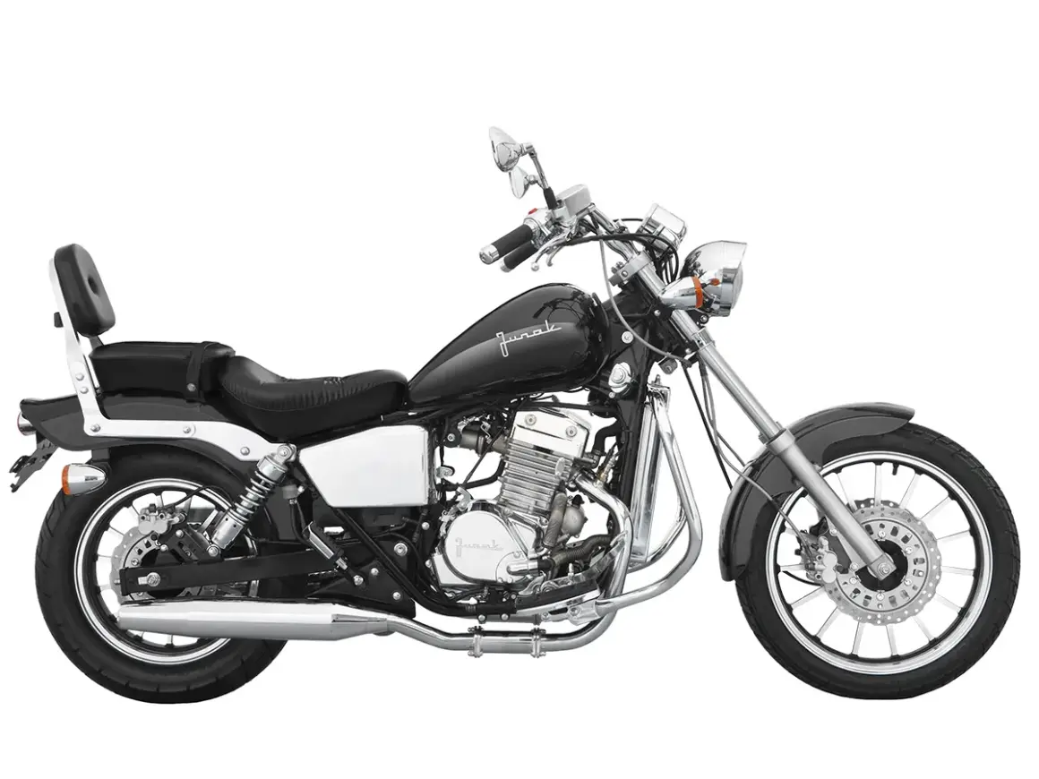 Czarny chopper motor z chromowanymi elementami i wygodnym siedzeniem. Idealny na długie trasy.