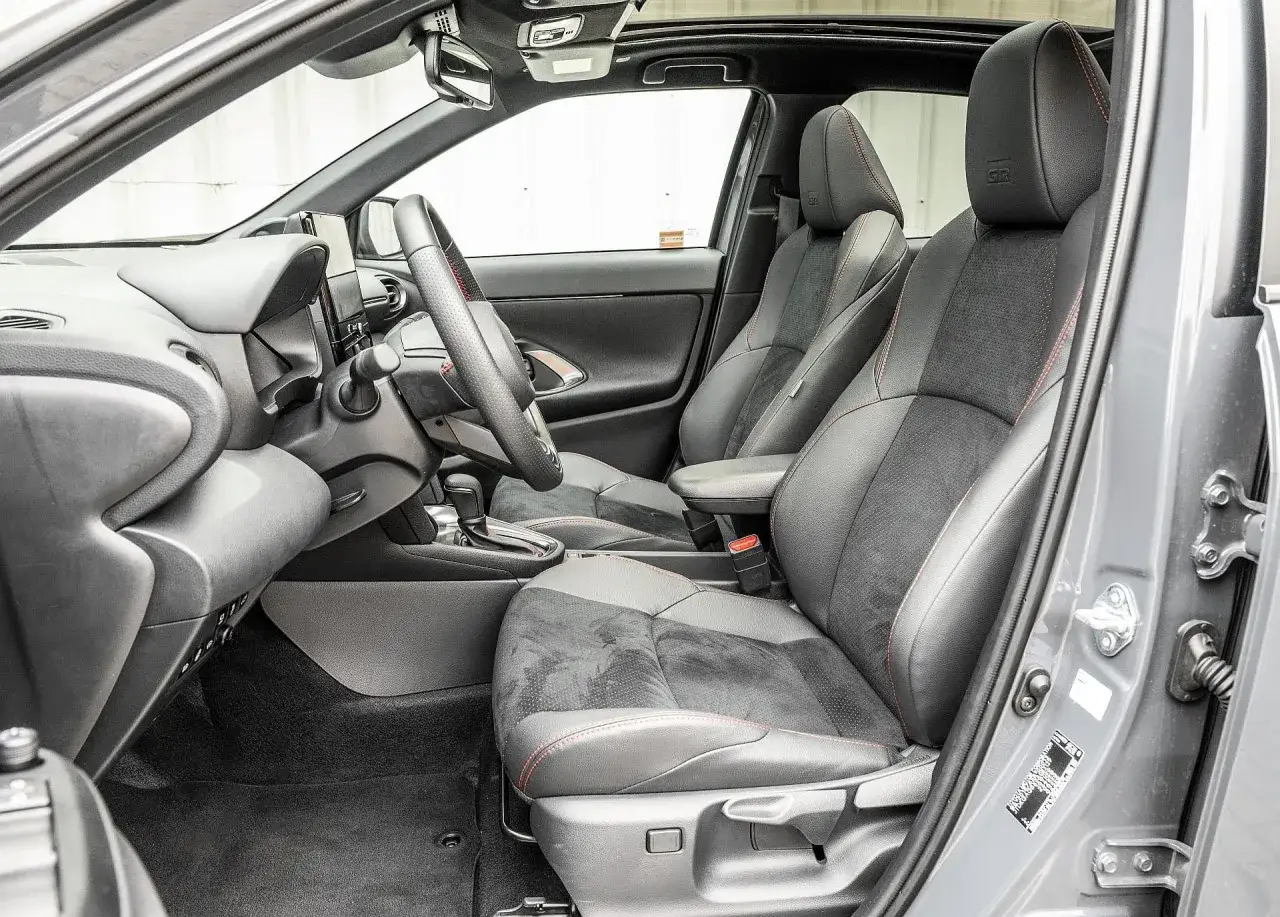 Wnętrze Toyoty Yaris Cross z wygodnymi fotelami i sportowymi akcentami. Poznaj wymiary tego kompaktowego SUV-a.